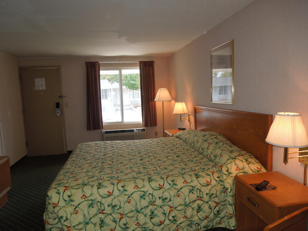 Knights Inn Элирия Номер фото
