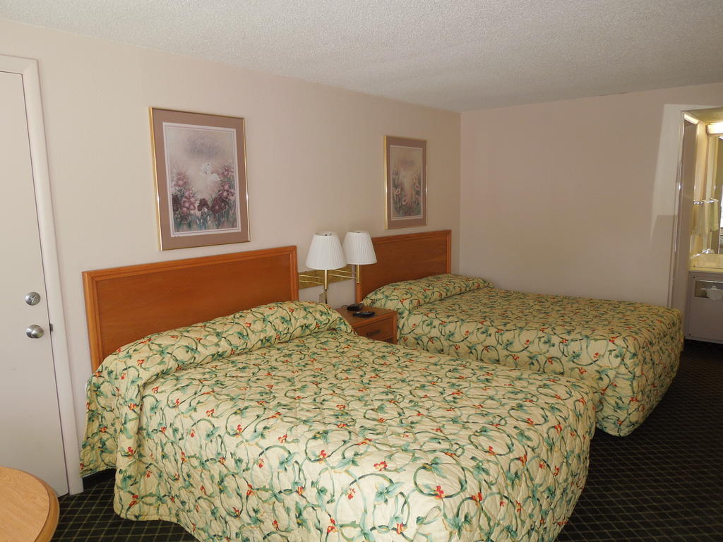 Knights Inn Элирия Номер фото